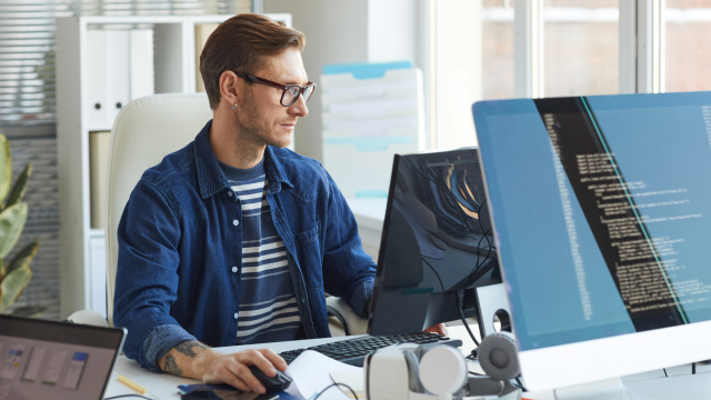 IT-Dienstleister arbeitet an Softwareprojekt und prüft offene Forderungen