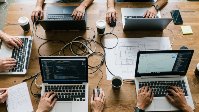 IT-Projektteam arbeitet an Meilensteinen und Teilrechnungen