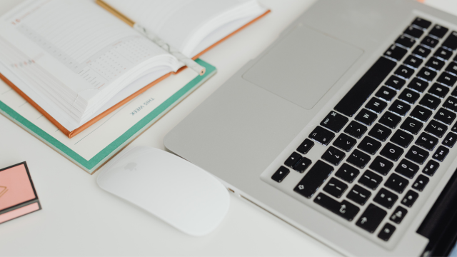 Digitale Dokumentation und Vertragsprüfung am Laptop