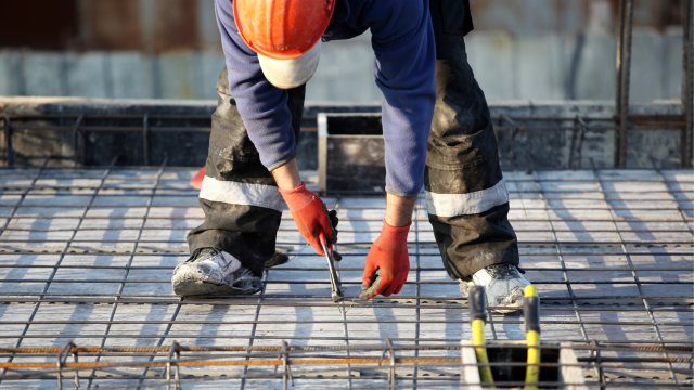 Bauarbeiter arbeitet auf Baustelle an Bewehrungseisen