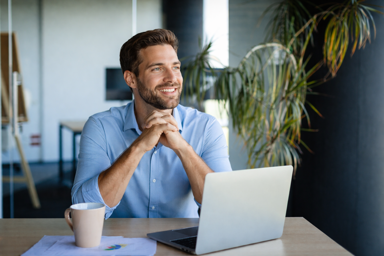Mann arbeitet am Laptop im Büro - digitales Forderungsmanagement für Unternehmen